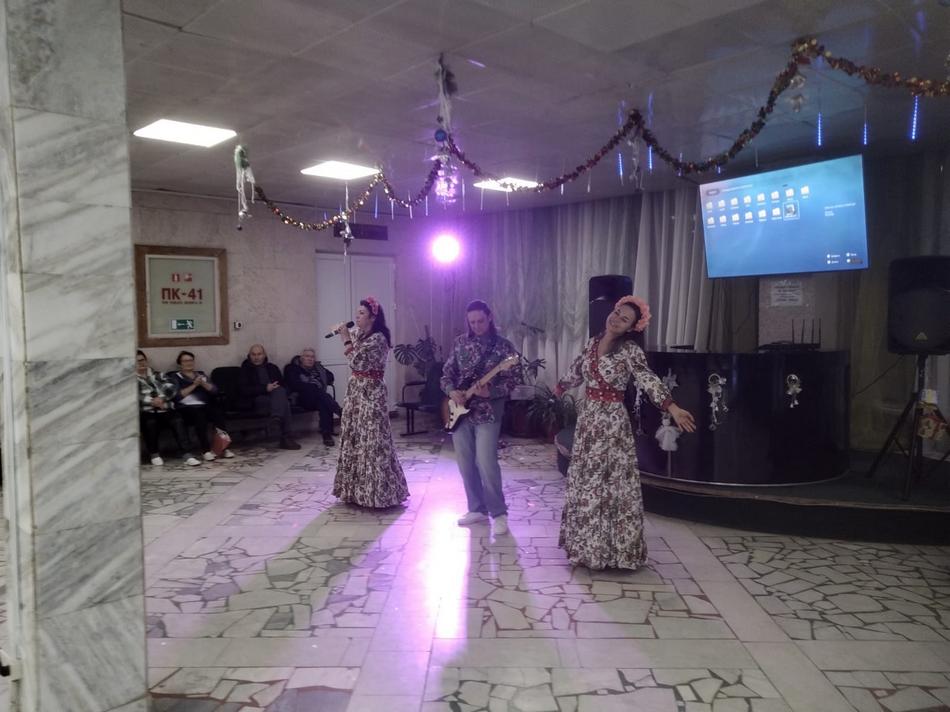 Артисты ансамбля «Злато-Серебро» выступили в санатории «Берёзовая роща» Артисты ансамбля «Злато-Серебро» выступили в санатории «Берёзовая роща»